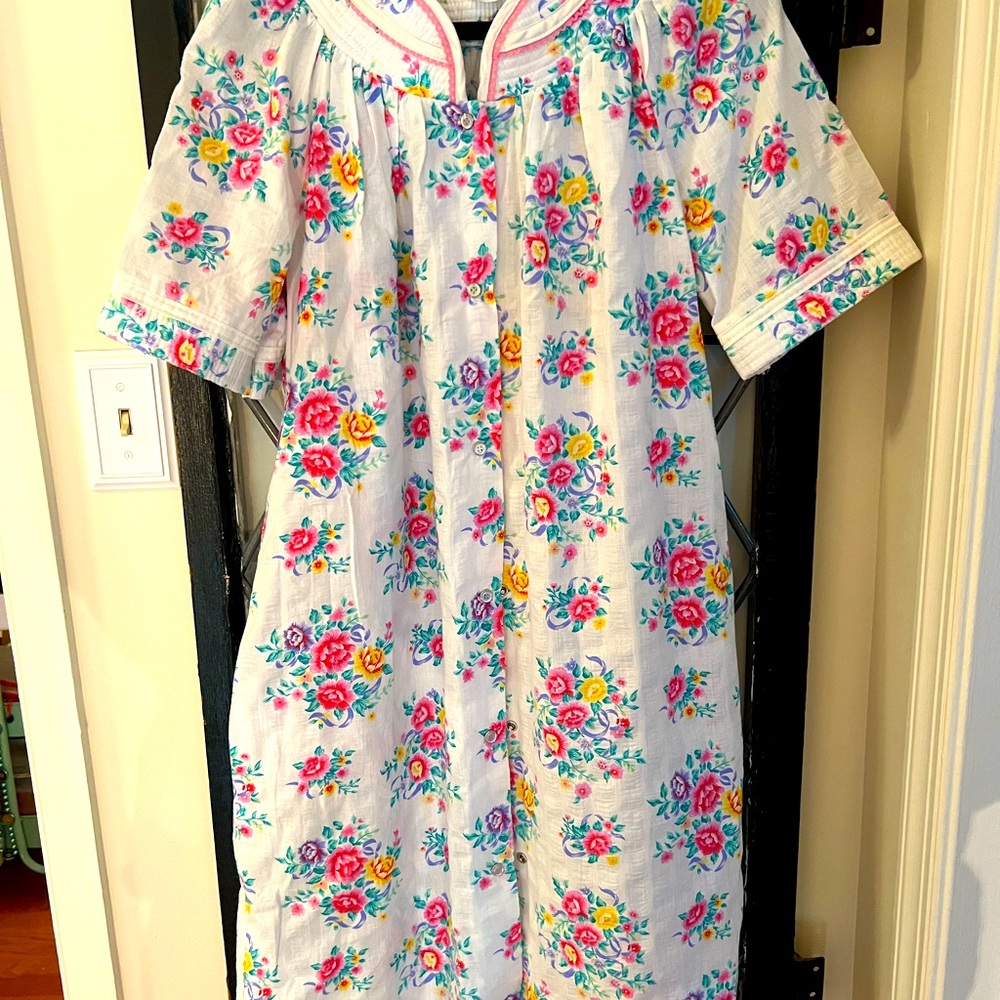 Vintage Beverly West Floral Print Robe/House Dress with Multicolor Flowers